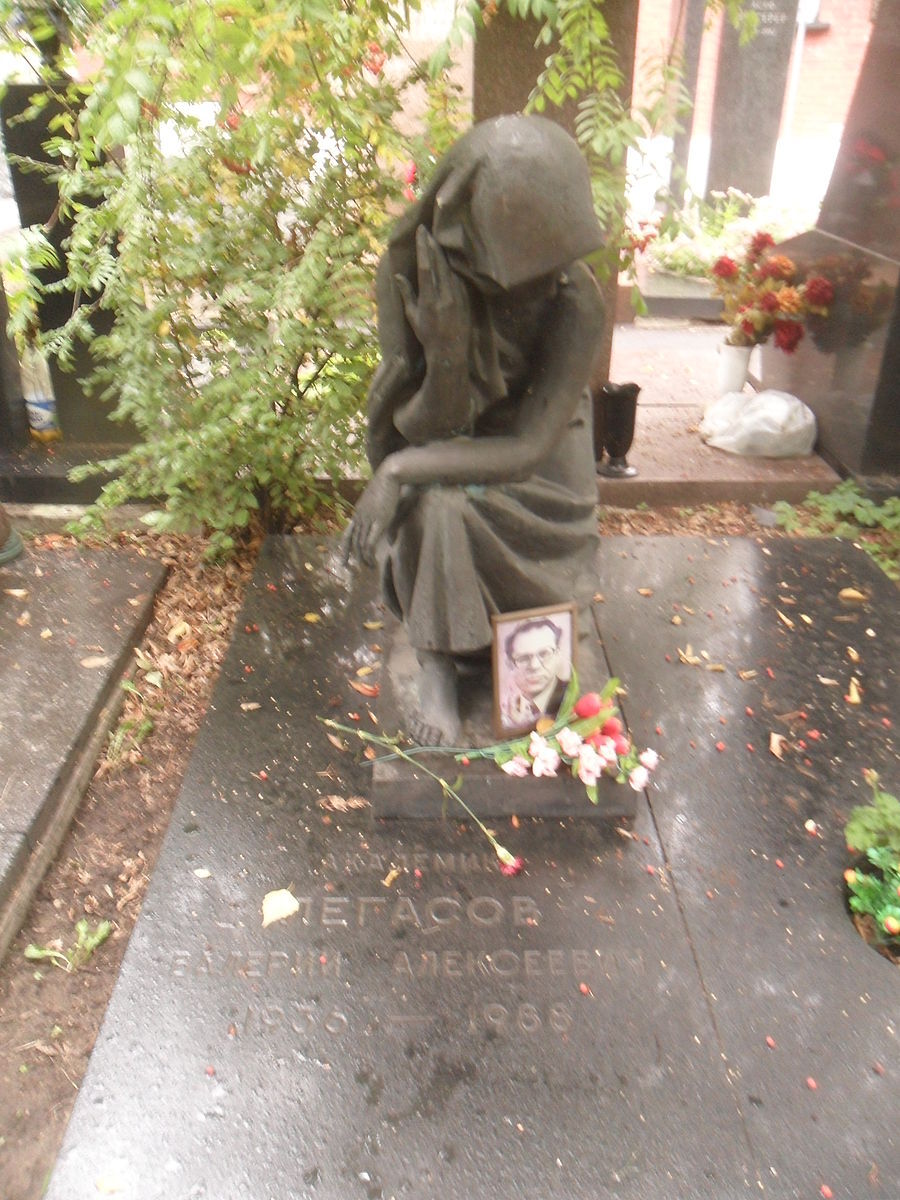 The grave of Valery Legasov. In 1996, he was named a Hero of the Russian Federation for his courage in investigating the cause of the explosion.