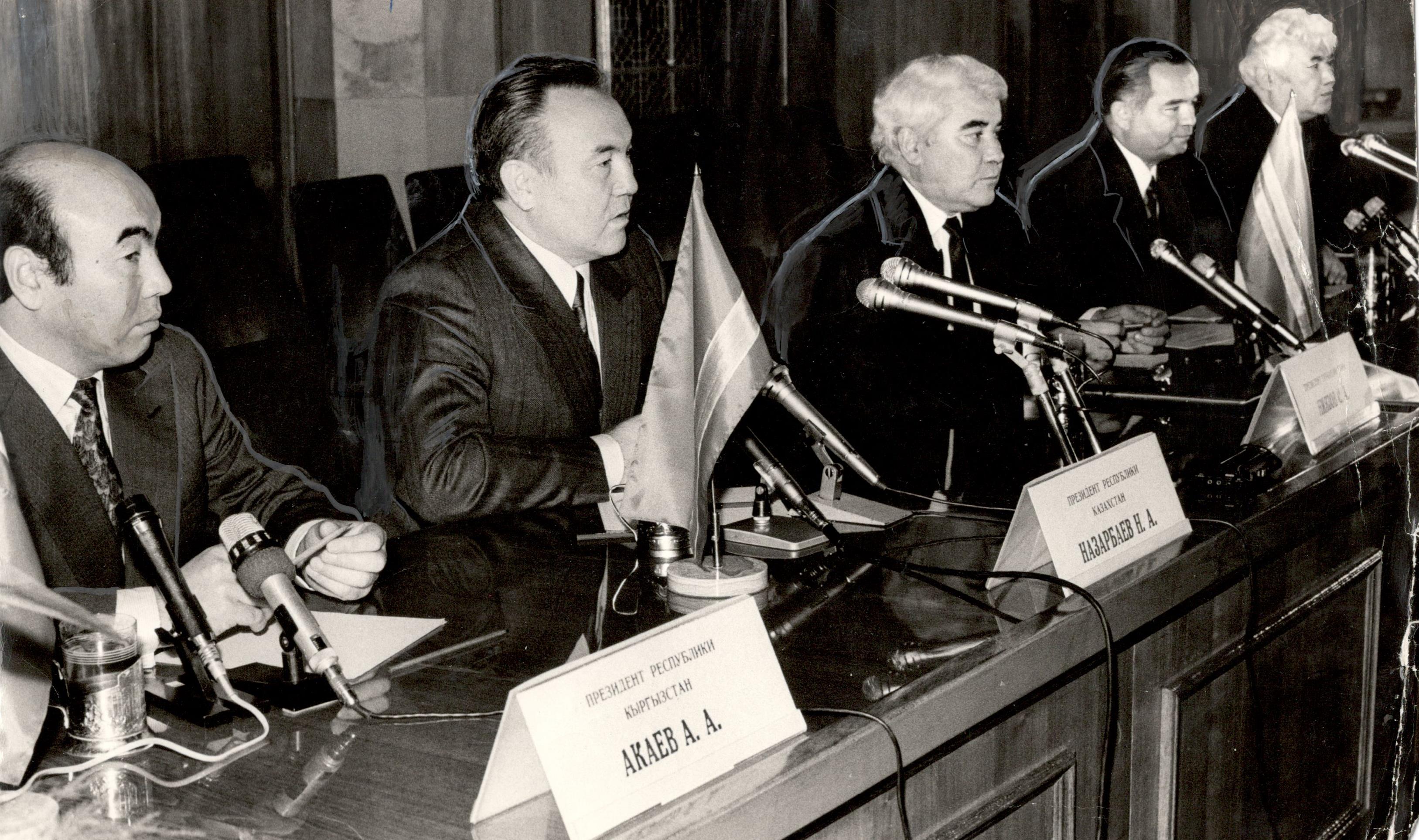 Nursultan Nazarbayev (center left), Saparmurat Niyazov (center), and Islam Karimov (center right) at a Commonwealth of Independent States meeting, 1991.