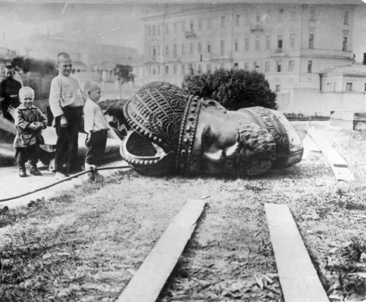 Demolition of Alexander III Monument, Moscow 1918.