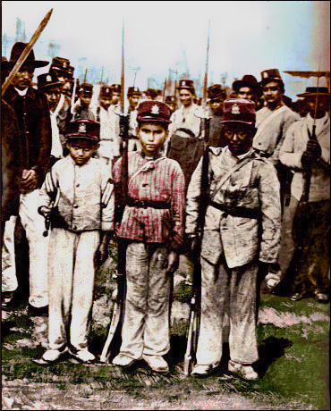 Tres niños soldados durante la Guerra de los Mil Días.