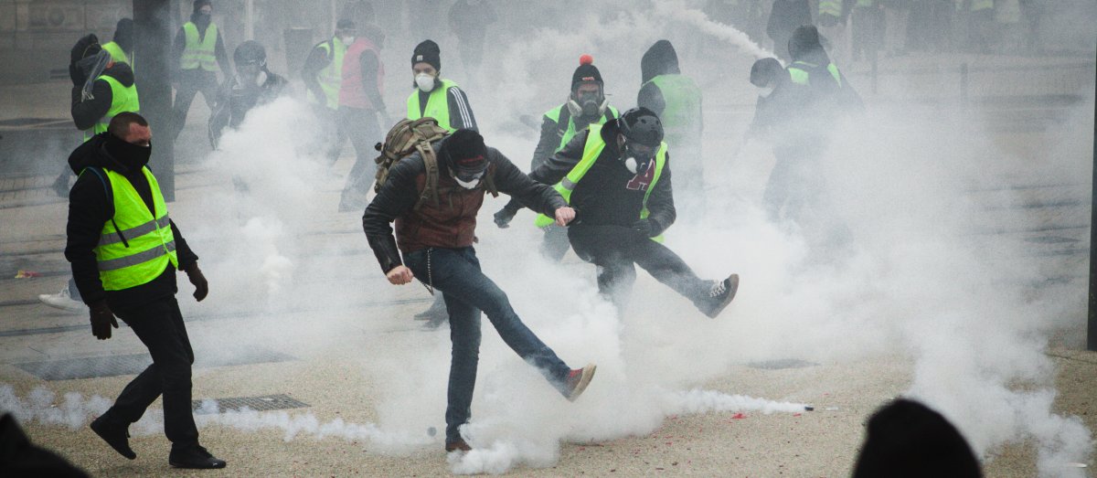 Protesters by the Yellow Vest movement.