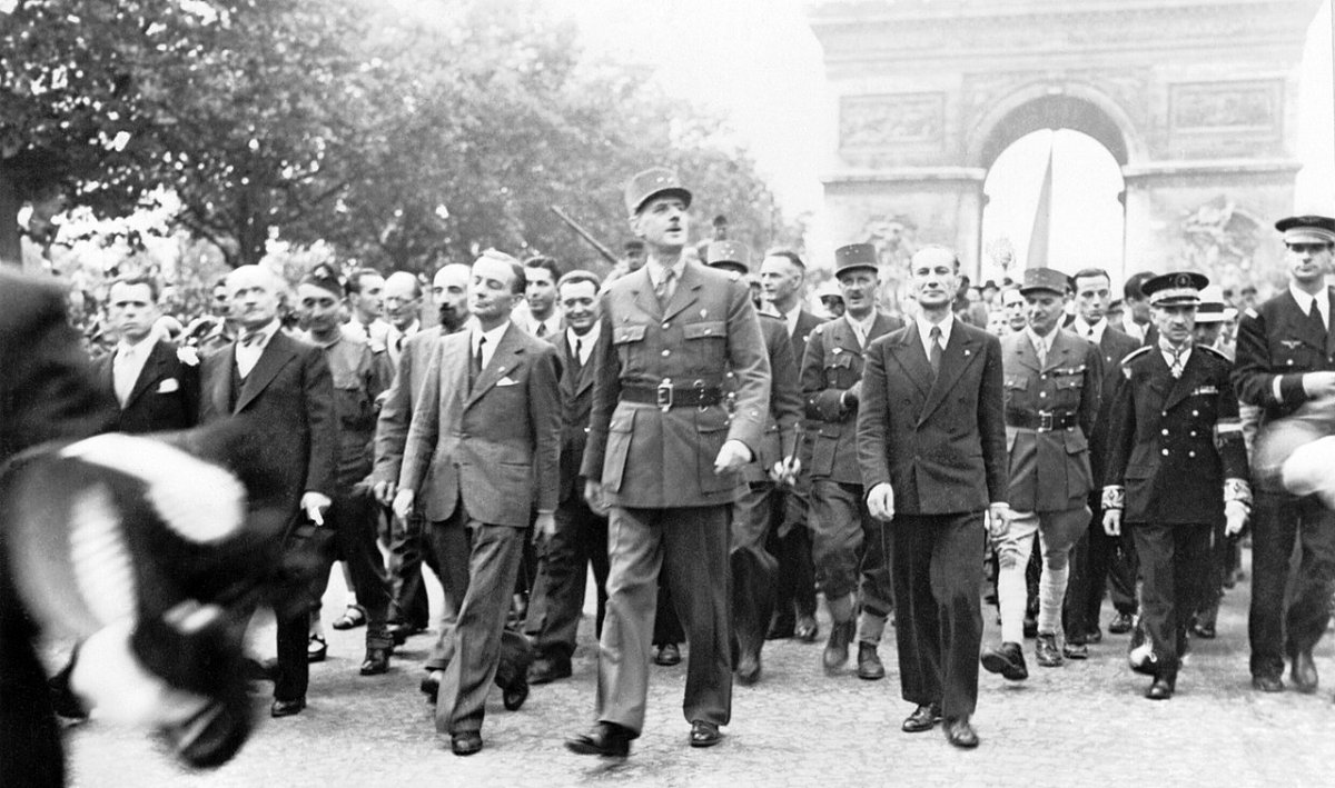 Charles de Gaulle leads a procession from the Arc de Triomphe to Notre-Dame Cathedral, 26 August 1944.