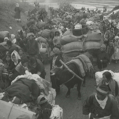 Koreans fleeing south ahead of the advancing Chinese army in 1951.