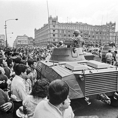 A tank and soldiers meeting student protesters on the Plaza de la Constitución in August 1968.