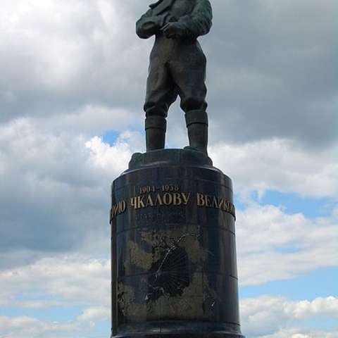 Statue in Nizhnii Novgorod celebrating the Arctic pilot V. P. Chkalov. The pedestal displays the route of his historic 1937 flight from Moscow to Vancouver, WA via the North Pole.