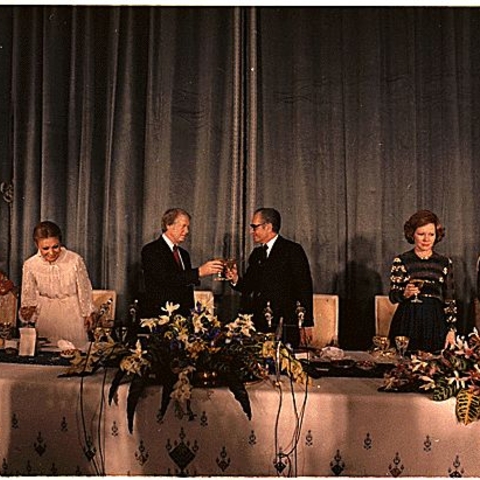 U.S. President Jimmy Carter toasts Mohammed Reza Pahlavi in 1977