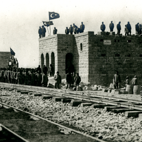 Construction of Mu‘azzam Station in 1908.