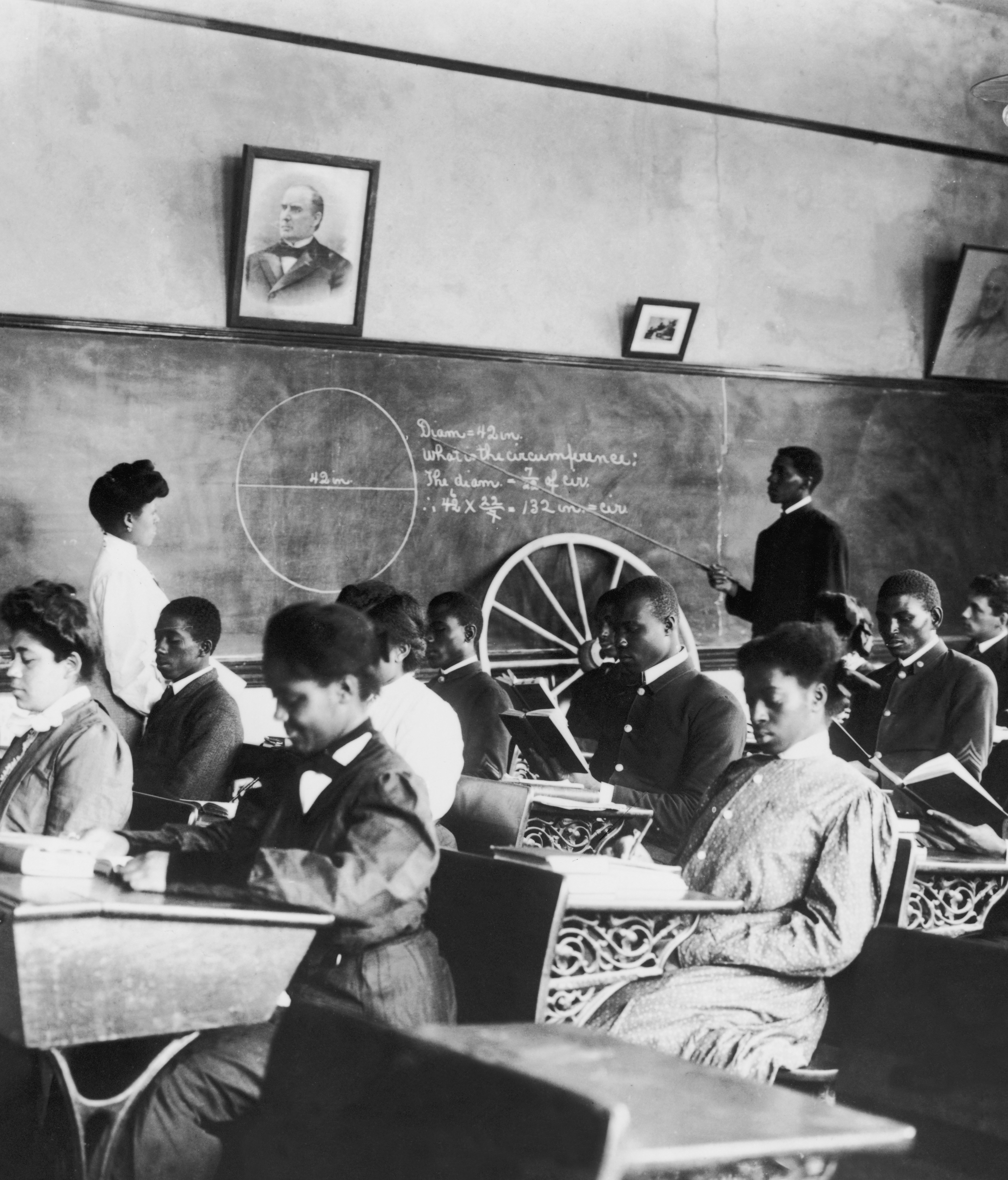 Photograph of men and women in maths class at Tuskegee Institute circa 1906
