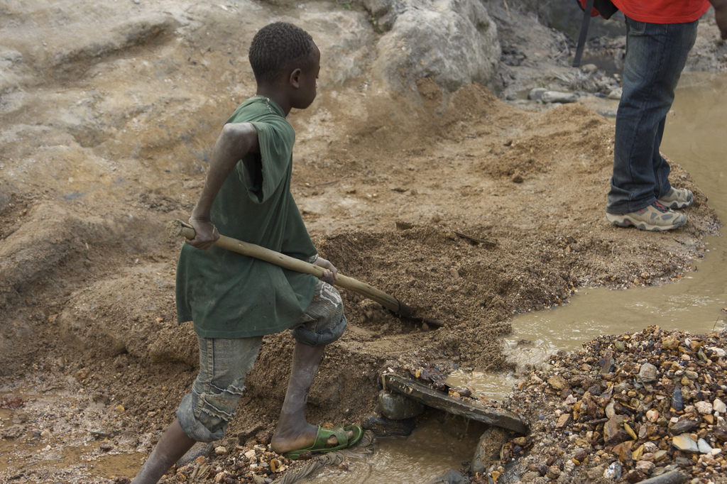 A child working in a Congolese gold mine in 2009.