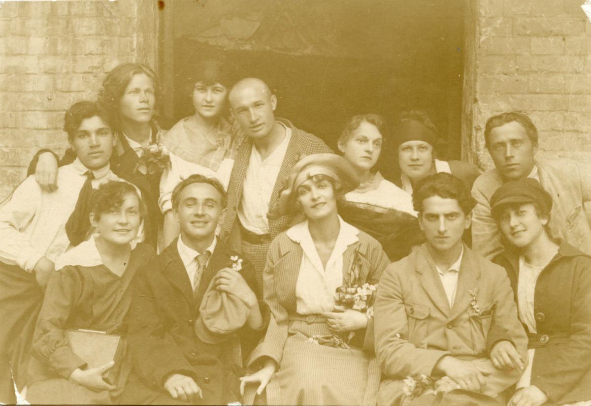 Actors in the Berezil troupe, 1922.