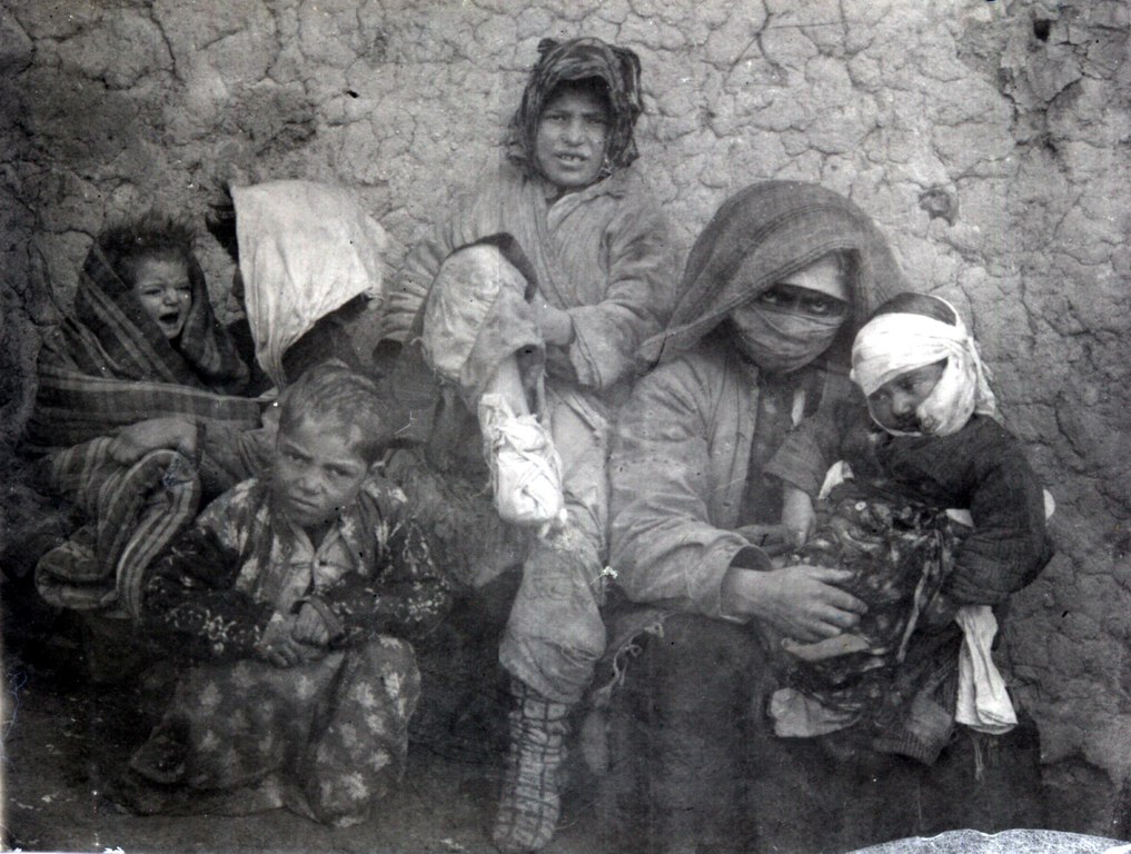 Wounded refugees from Erzurum during the Caucasus Campaign, 1916.