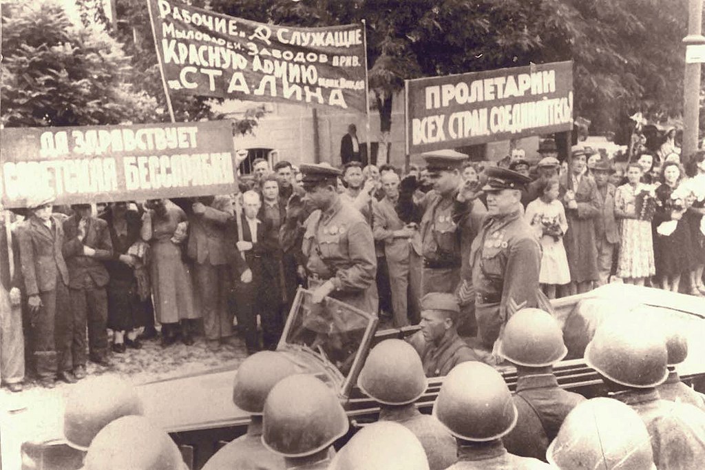 “Long Live Soviet Bessarabia” The Soviet army parades through Chișinău, July 4, 1940.
