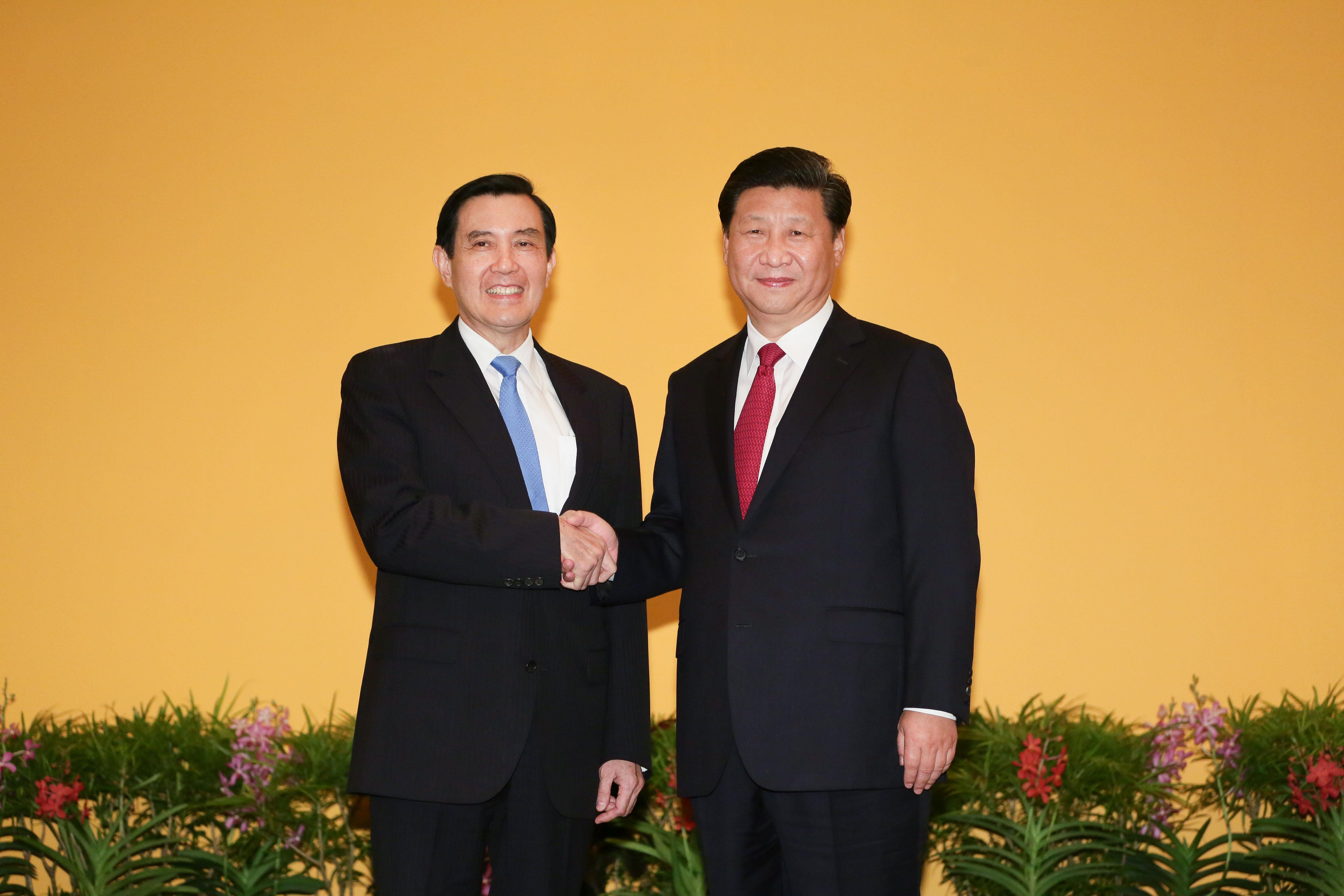 Xi Jinping (right) with Taiwanese president Ma Ying-jeou (left) in November 2015.