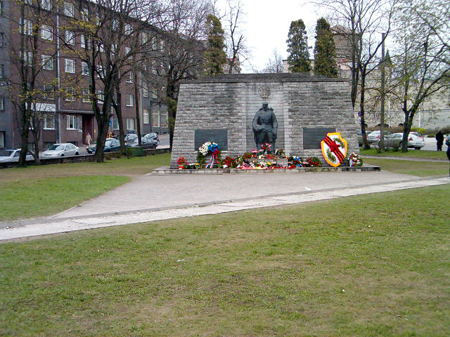 The Bronze Soldier in its original location, Tallinn, 2005