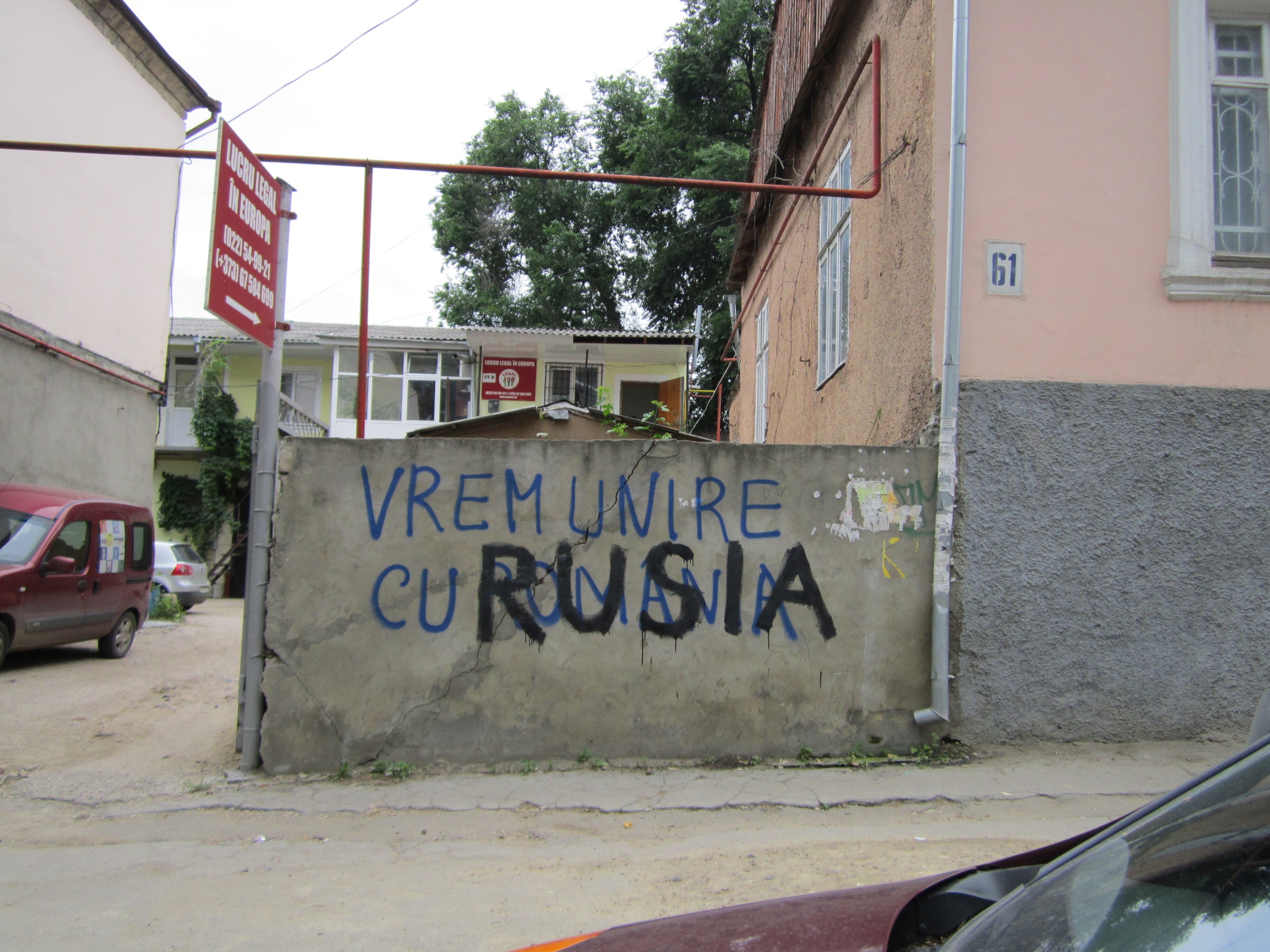 Graffiti in Chișinău. The original reads "We want union with Romania", but "Romania" was later painted over with "Russia", 2013.