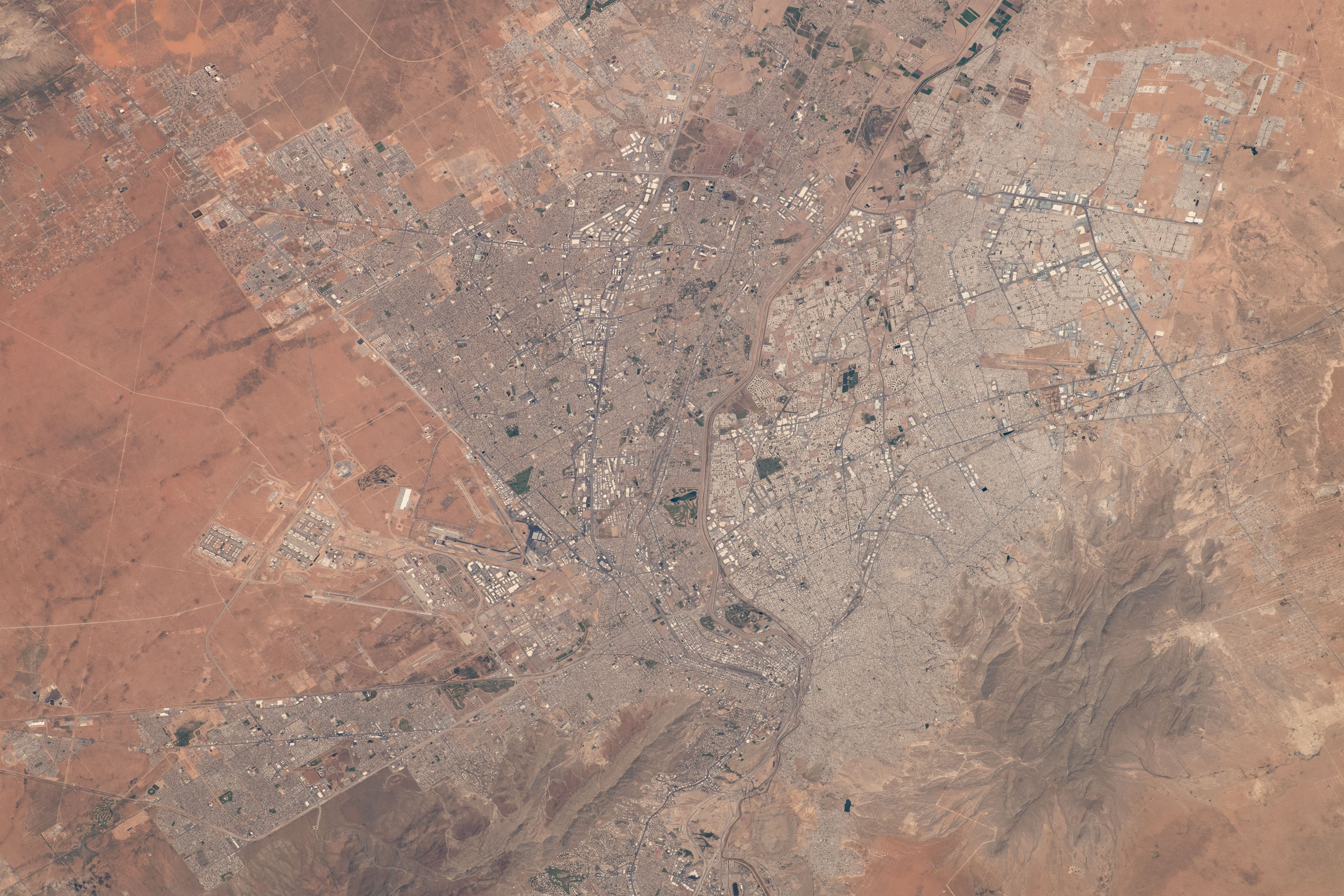 El Paso, Texas (left) and Ciudad Juárez, Chihuahua (right), taken in 2022. 
