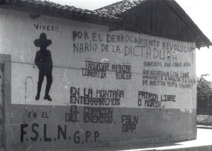 Pro-Sandinista graffiti on a building in the city of León, June-July 1979. Various pieces read: “For the revolutionary overthrow of the dictatorship”; “In the mountains we will bury the heart of the enemy”; “A free fatherland or death”; and a depiction of the figure of Sandino that says “He lives!!”. 