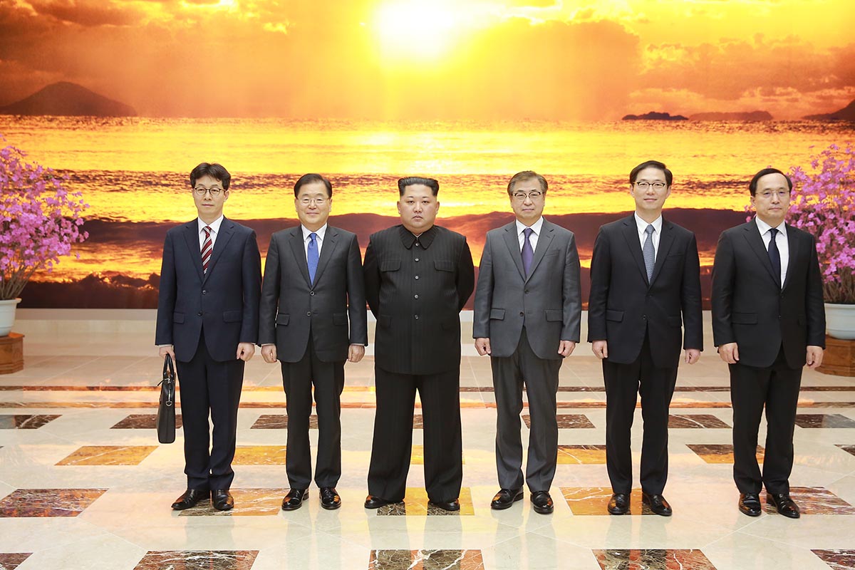 Kim Jong Un meeting with South Korean envoys, 2018.