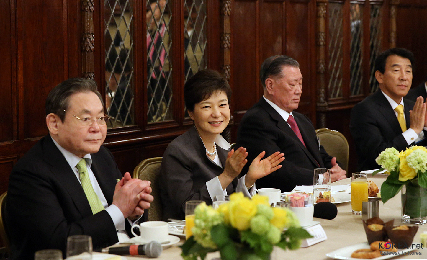South Korean President Park Geun-hye (center left) at a breakfast meeting with businessmen Lee Kun-hee, former chairman of the Samsung Group (left) and Chung Mong-koo, former CEO of the Hyundai Motor Group (center right), 2013.