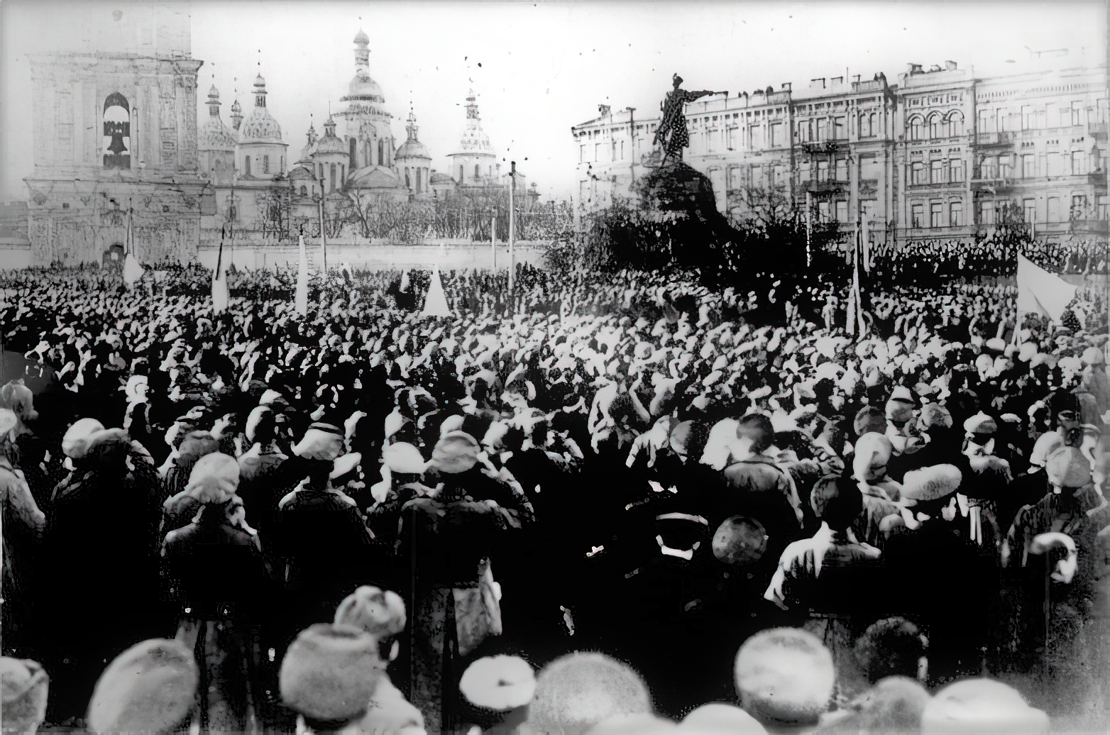A pro-Ukrainian demonstration in Sophia Square, Kyiv, 1917.