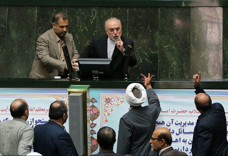 Anti-JCPOA representatives of the Islamic Consultative Assembly protest Ali Akbar Saheli's support of the agreement, 2015.