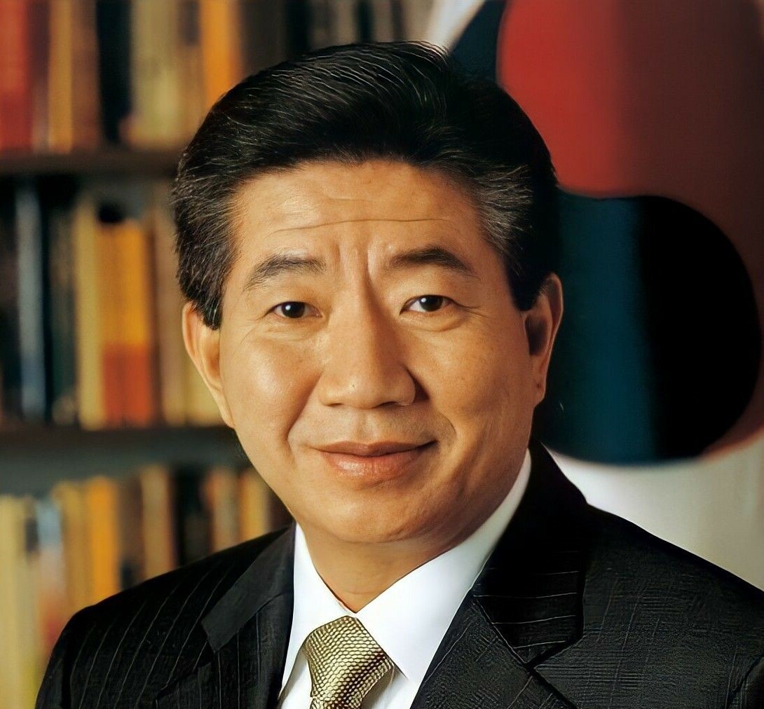 Official Portrait of Roh Moo-hyun, 2003.