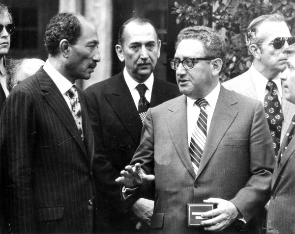 Henry Kissinger and Egyptian President Anwar Sadat holding talks in November 1973. 
