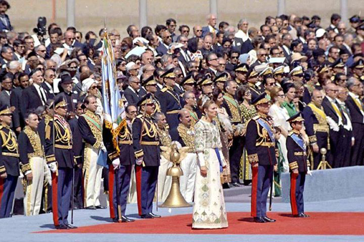 The imperial family and dignitaries during the tribute to Cyrus who opened the festivities of Persepolis, 1971
