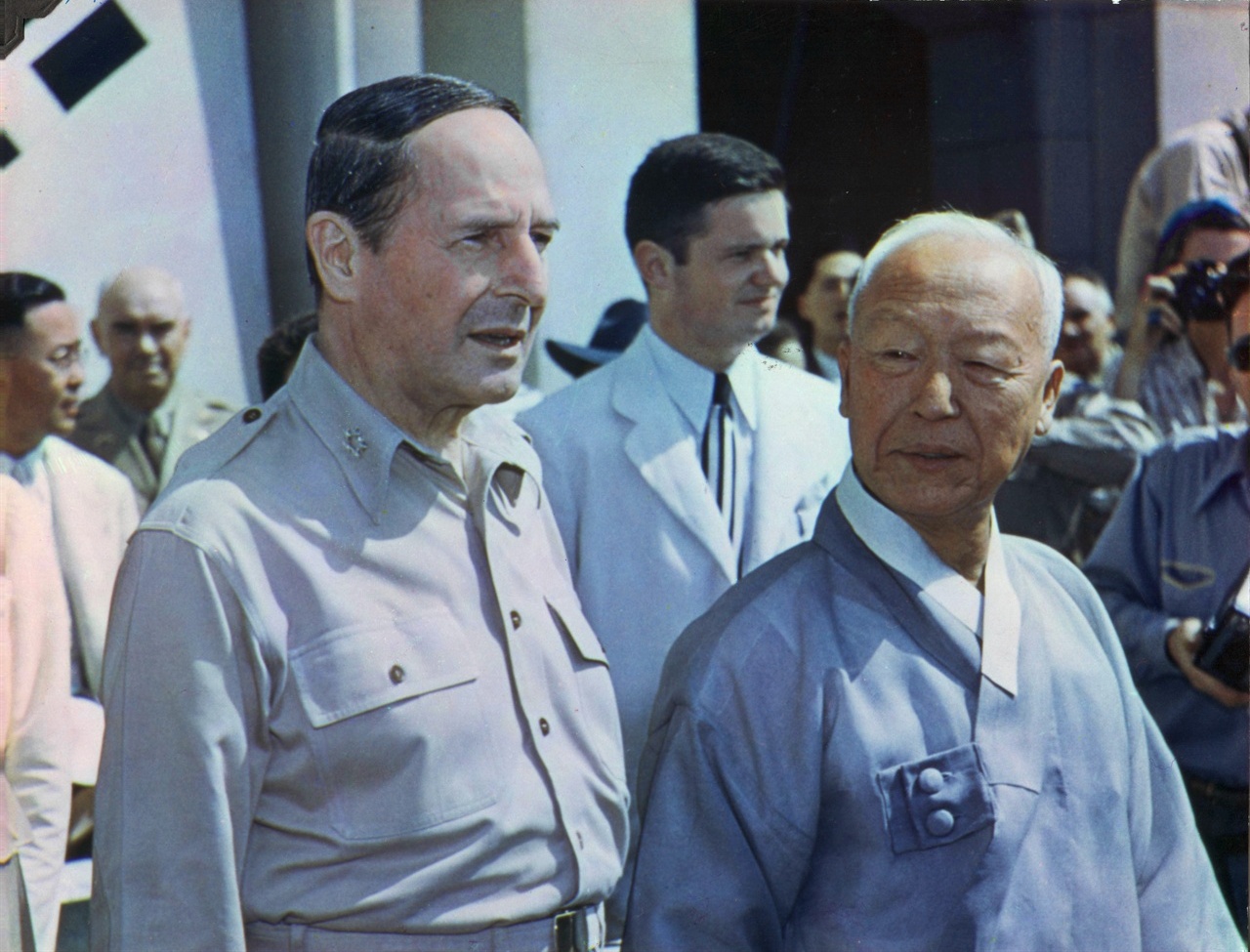 Rhee Syng-man and American general Douglas MacArthur at the South Korean inauguration ceremony, 1948.