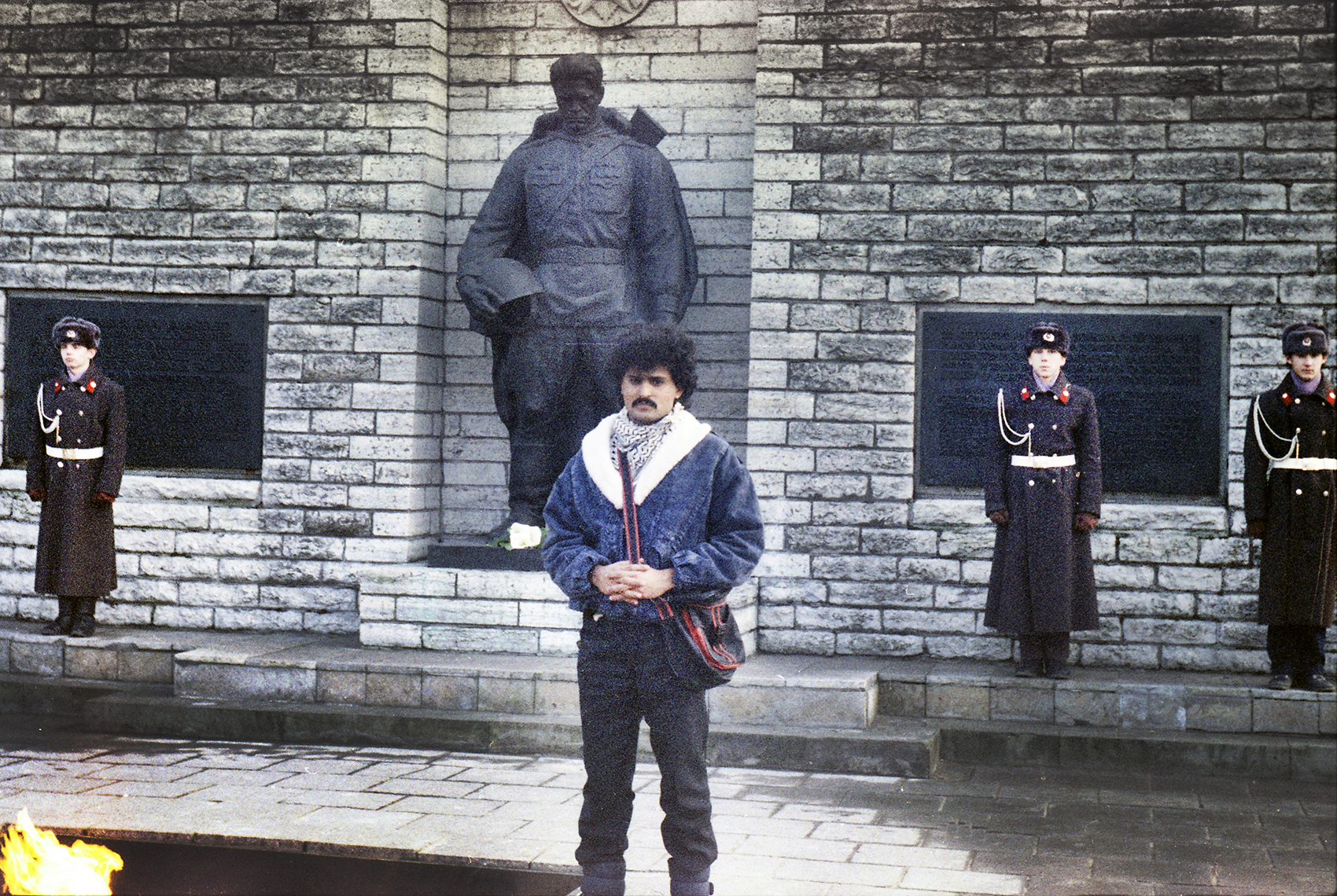 A visitor to the monument in 1970, with the eternal flame and sentries