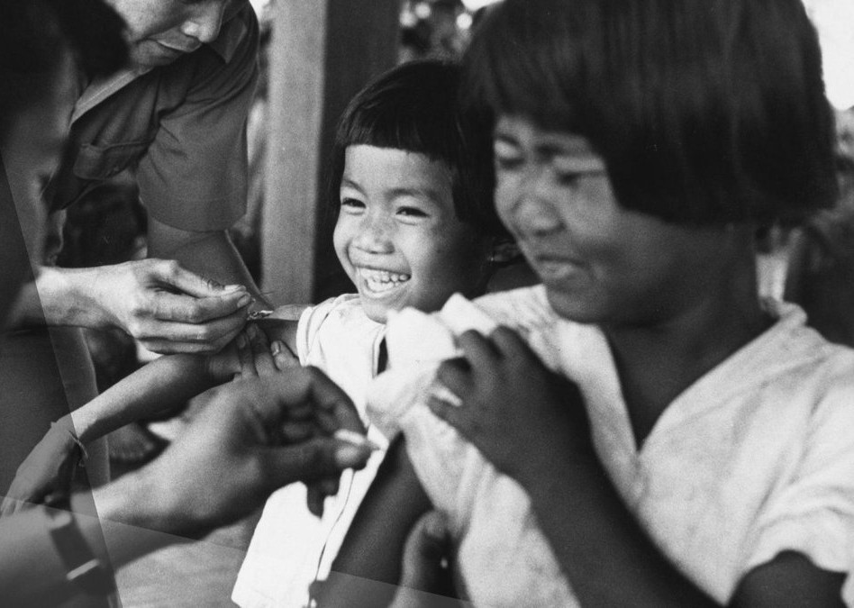 Children in Thailand receive the smallpox vaccine in 1968. / USAID archives