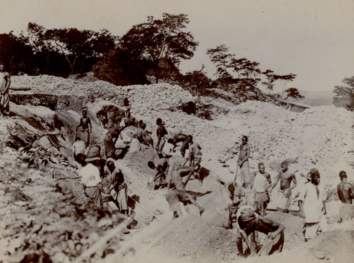 Photograph of the digging at a mine in Katanga, 1909.
