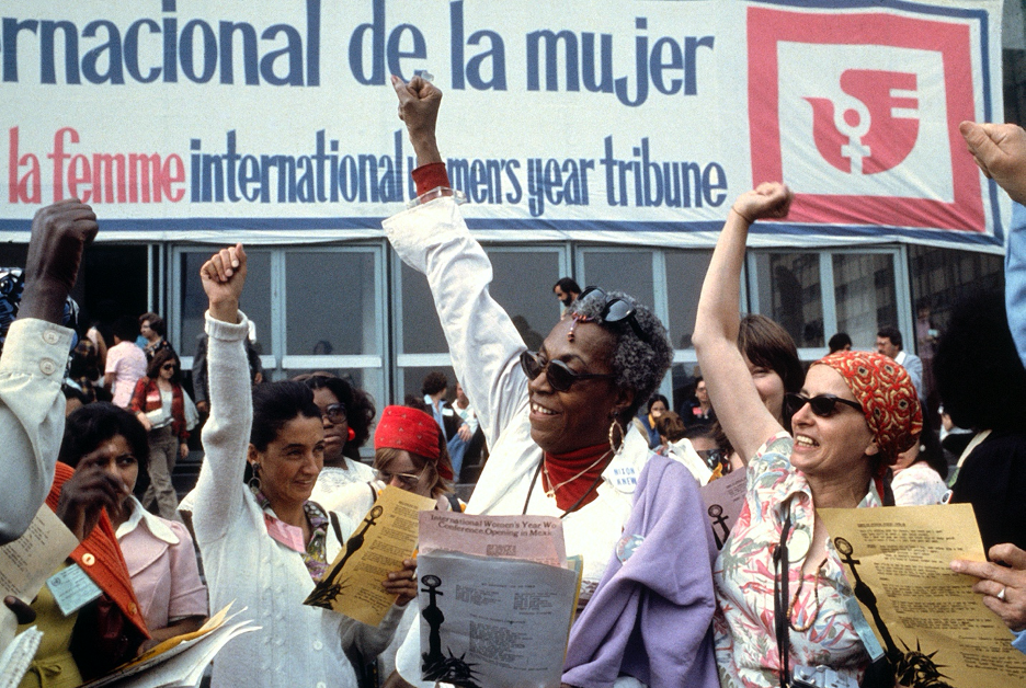Florynce Rae Kennedy (center), a U.S. black feminist protesting outside The International Women’s Year Tribune.