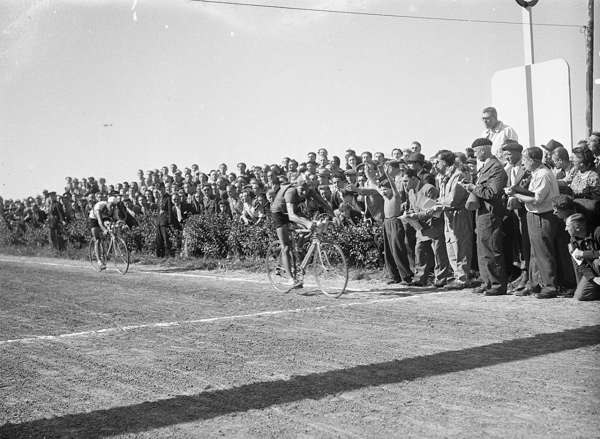 Ferdinand Kübler winning the first stage of the 1947 Tour de France.