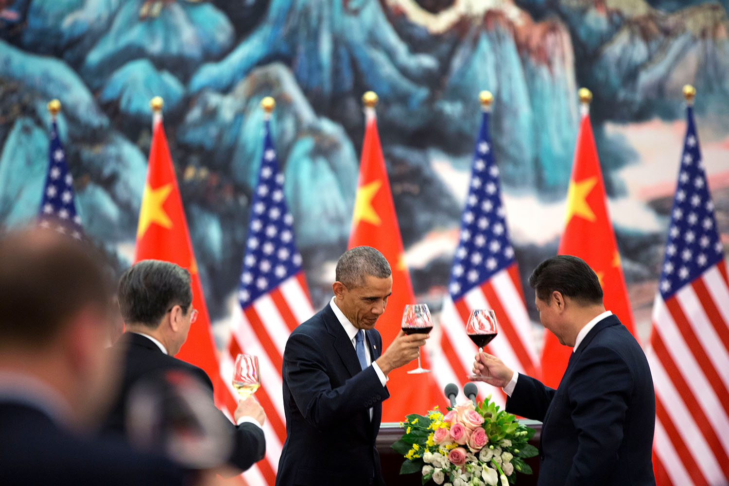 President Barak Obama and President Xi Jinping toast.