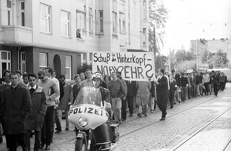 Students of Christian-Albrechts University protesting the death of Benno Ohnesorg with a sign reading 'shot in the back of the head—self-defense?'