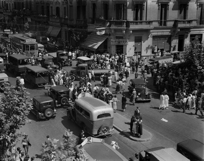 A traffic jam caused by demonstrations prior to the 1937 presidential elections.