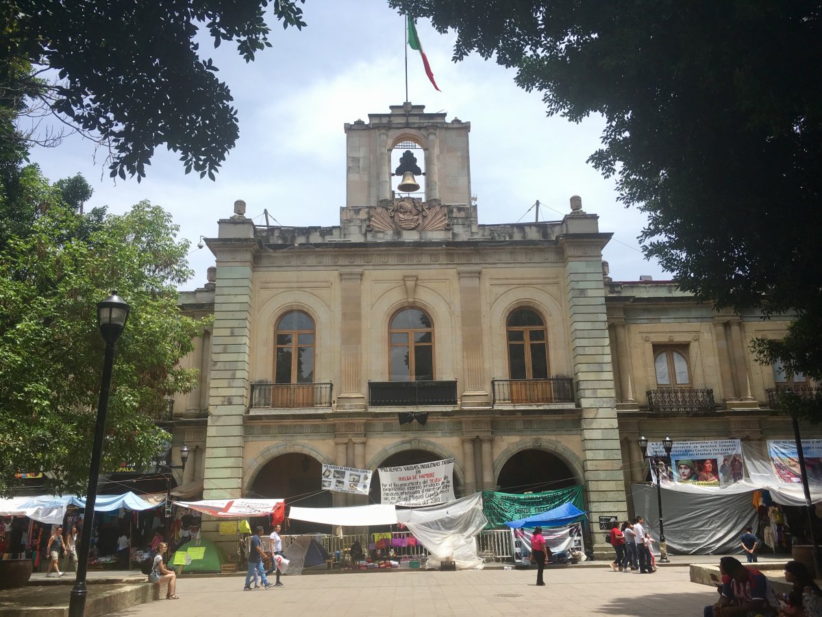 The state building in the zócalo looks out over a large pedestrian plaza.