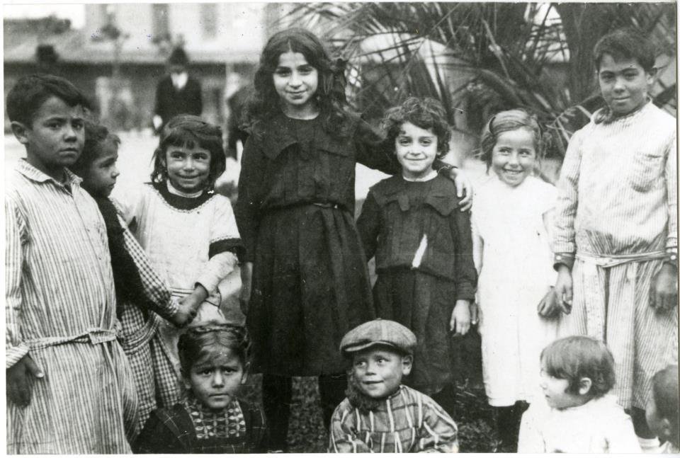 Immigrant children on the grounds of the Immigrants Hotel in Buenos Aires.