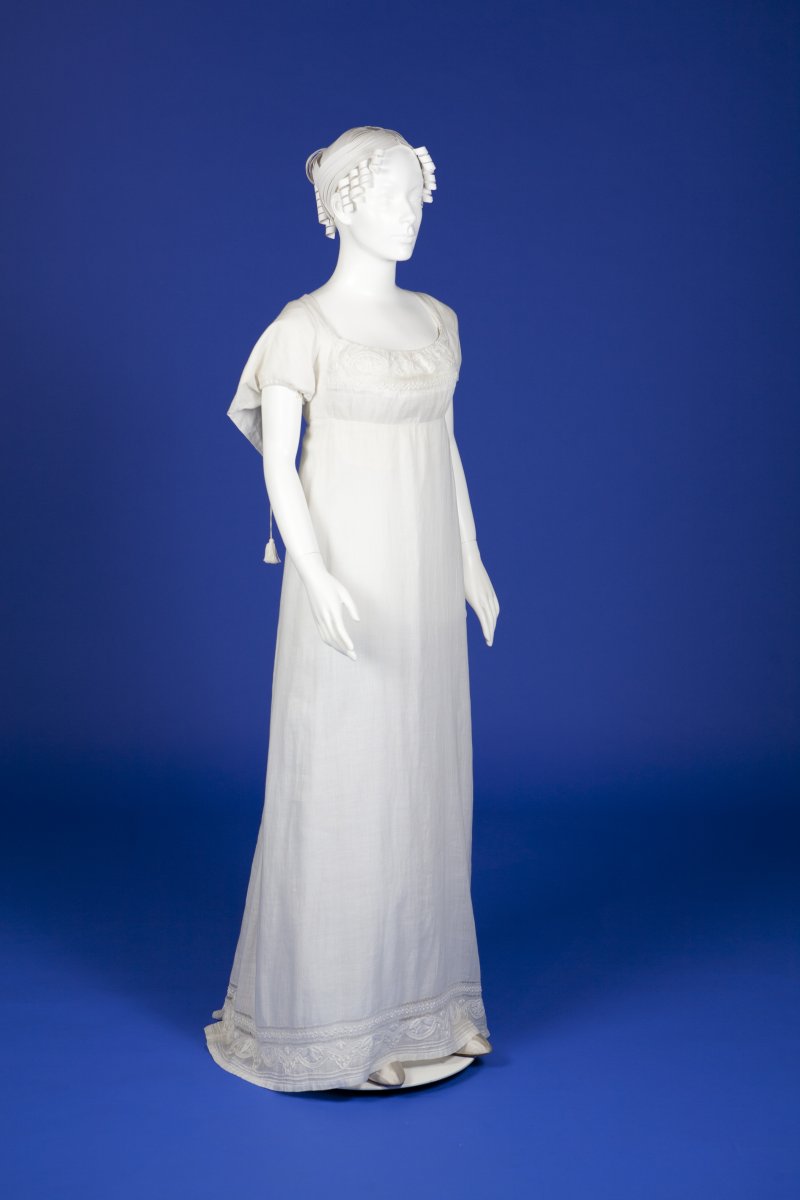 1800-1809 White cotton dress.