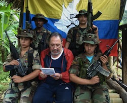 Soldados de las FARC con un miembro del Congreso secuestrado en 2002.