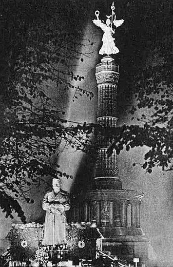 The largest nagelfiguren was a statue of General Paul von Hindenburg in Berlin in 1915.