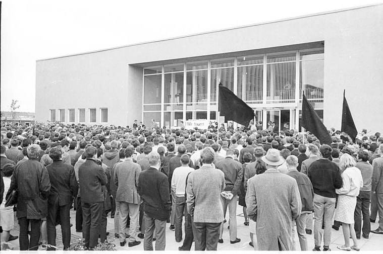 Protesters in front of a university building with a sign reading 'we are mourning for Benno Ohnesorg.'