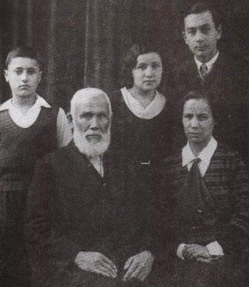 Abdürreşid Ibrahim and his children.