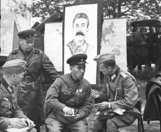 A meeting in Brest between German and Soviet soldiers on September 22nd, 1939. Following the invasion of Poland by Nazi Germany on September 1st, the Soviet Union began their invasion on September 17th. Meetings between soldiers from both invading forces became common towards the end of the month