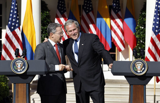 El presidente estadounidense Goerge W. Bush y el presidente colombiano Álvaro Uribe.