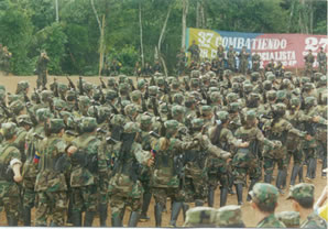 Soldados de las FARC marchando durante conversaciones de paz.