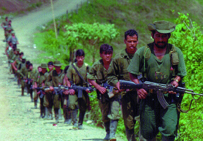 Soldados de las FARC marchando.