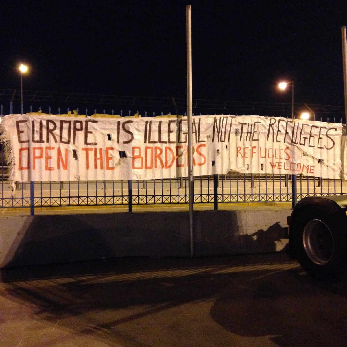 A pro-refugee banner from Piraeus.