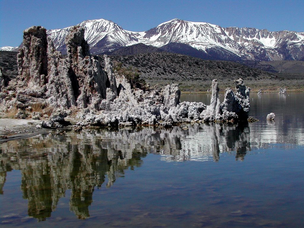 Mono Lake, showing calcium carbonate 'tufa tower' formations.